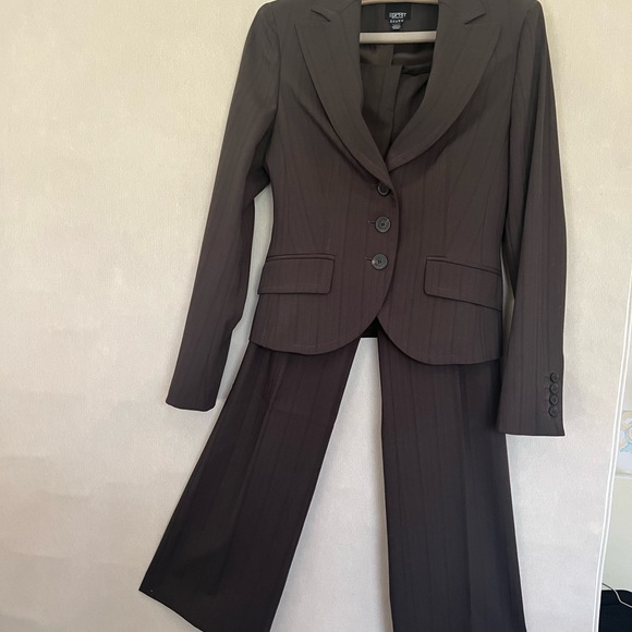 SPRIT collection 2 piece suit. Size 2 - Picture 2 of 7